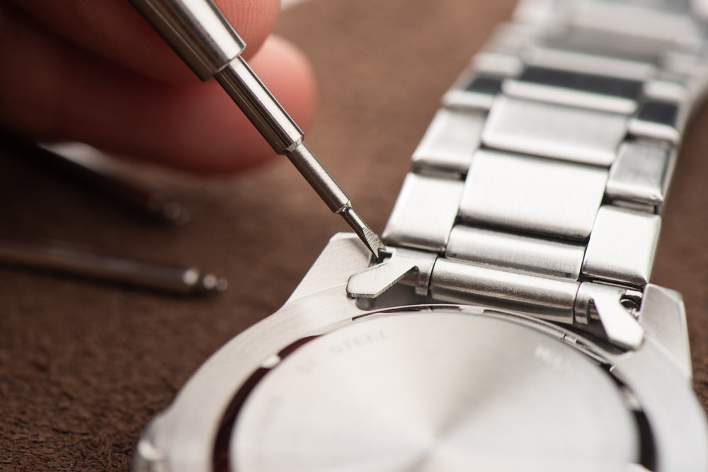 How to adjust links on a watch